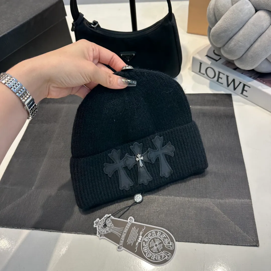 P56 Crow Heart Autumn and Winter Wool Knitted Beanie This must be a favorite of minimalism. It is clean, neat, fashionable and versatile, and will definitely not be picky about your face shape! A fashionable classic that lasts forever! Fashionable black and white can be purchased together